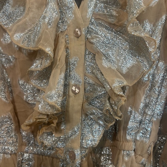 River Island ULTIMATE RUFFLE METALLIC FLORAL LONG SLEEVE DRESS IN LIGHT PINK - Picture 4 of 7